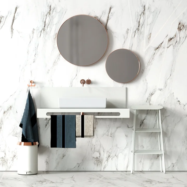 The round Unu wall mirror from Frost in an ensemble in the bathroom