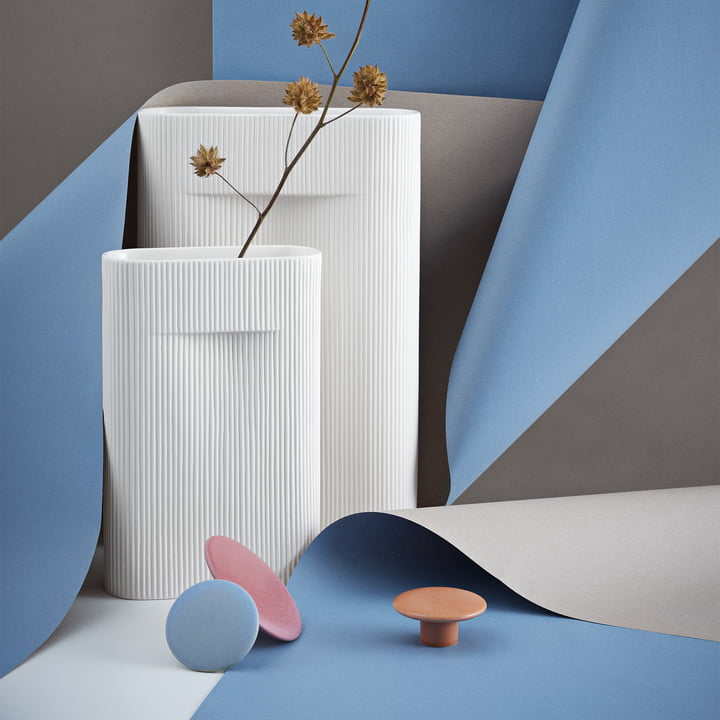 Ridge Vase, off-white and wall hook The Dots by Muuto