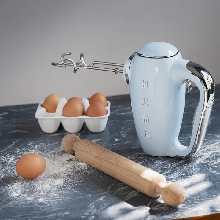 Hand mixer HMF01 from Smeg in pastel blue