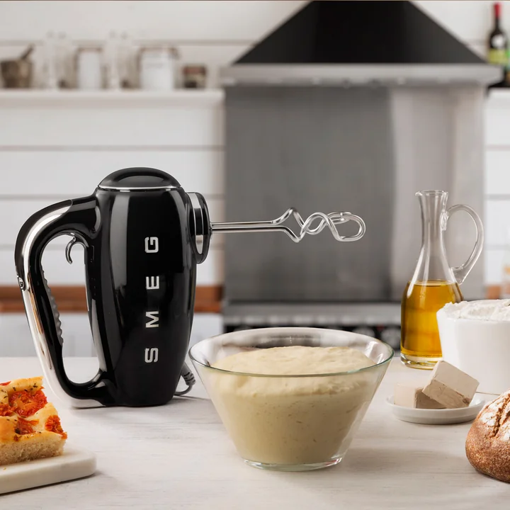 Hand mixer HMF01 from Smeg in black