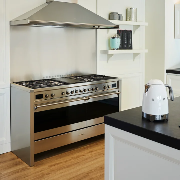 Kettle KLF04 (variable temperature control) from Smeg