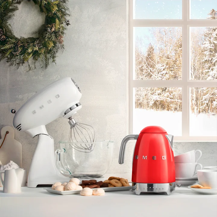 Kettle KLF04 (variable temperature control) from Smeg