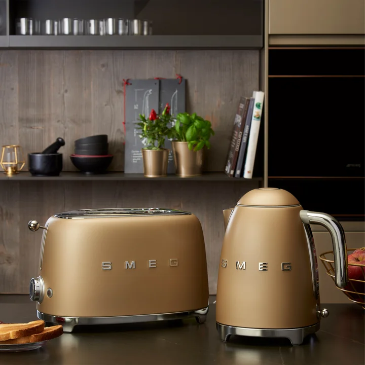 2-slice toaster TSF01 and kettle from Smeg