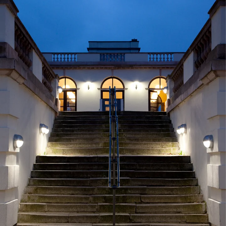 A stately ambience with the Skot LED luminaire
