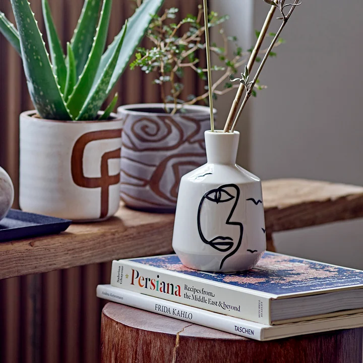 Norma Vase, h 15,5 cm in white and the Lija flower pot by Bloomingville