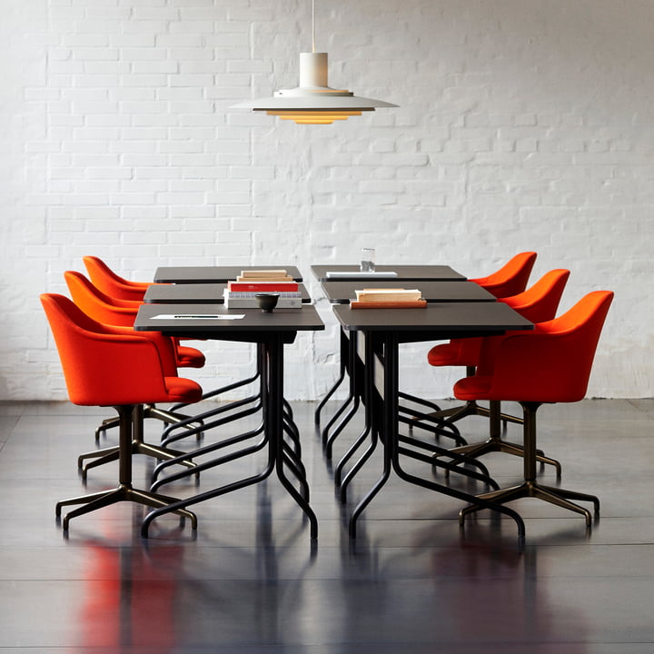 The Pavilion desk as a meeting table