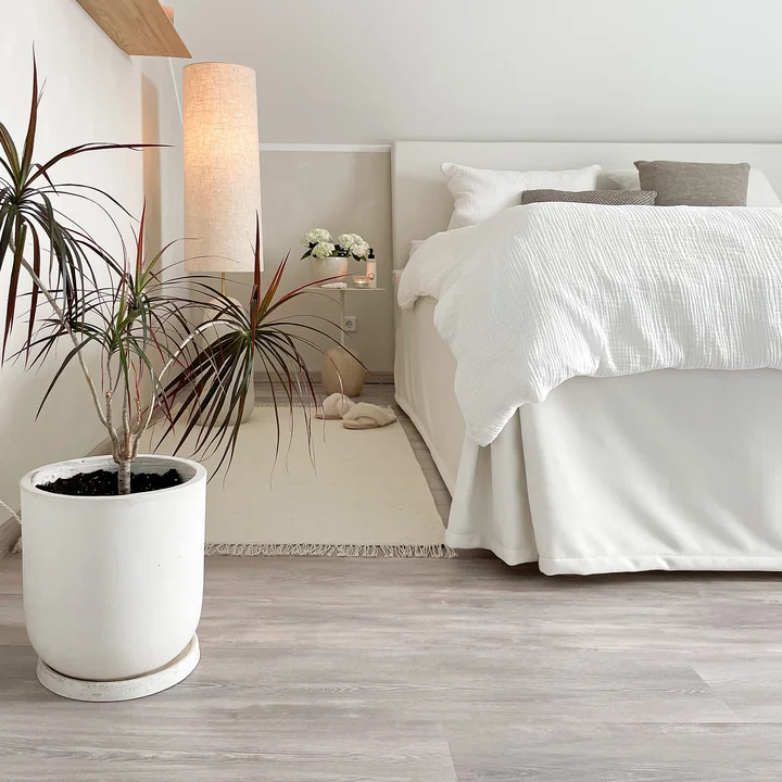 Kelim Carpet in offwhite and the beige planter with coaster from the Collection in the bedroom from @scandi.living