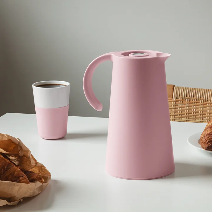 Caffé Latte mug (set of 2) and Rise vacuum jug from Eva Solo in rose quartz