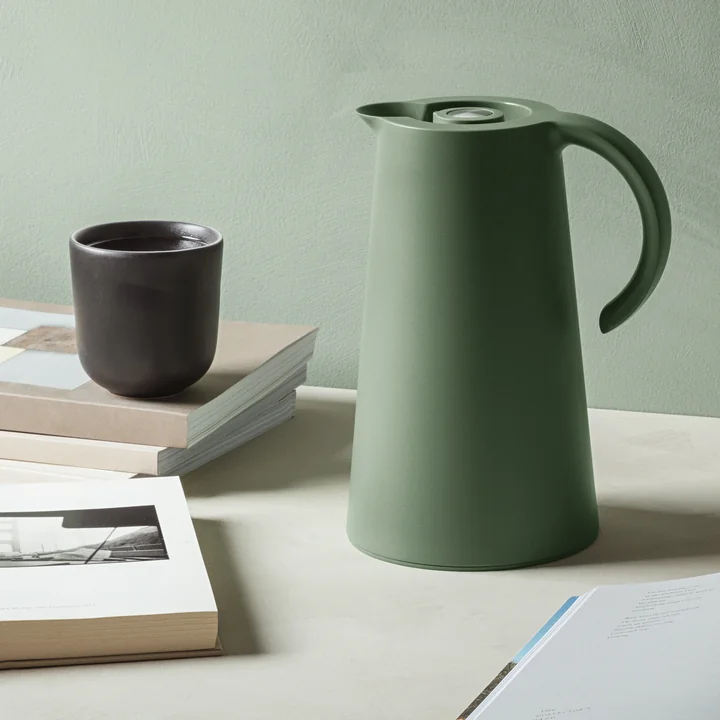 Rise Vacuum jug and Nordic Kitchen thermo mug 25 cl, black by Eva Solo