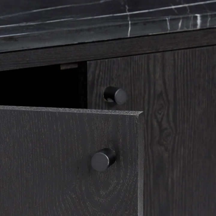 The door of the marble chest of drawers