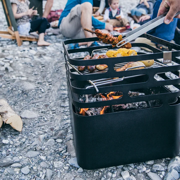 Mobile fire basket with grill grate