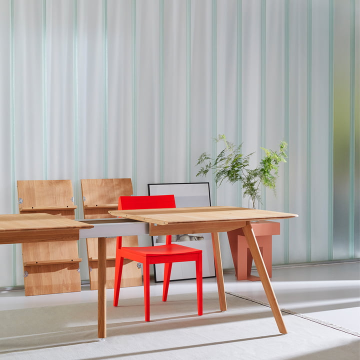 Stylish extendable table with extension leaves