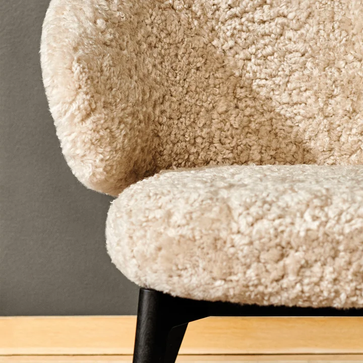 Let lounge chair wooden frame, sheepskin from Fritz Hansen in curly moonlight / black