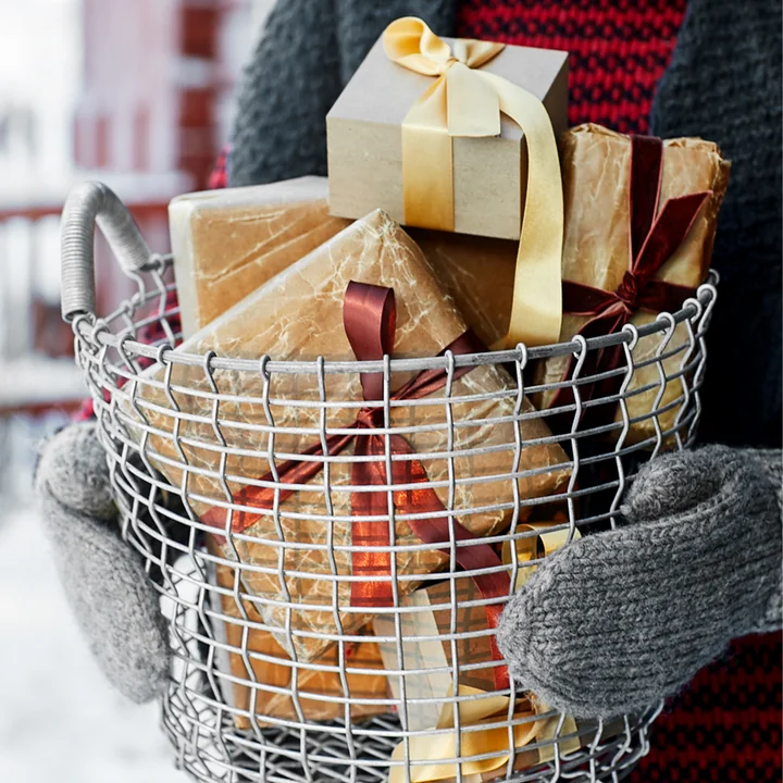 Am 16 by Korbo with gifts