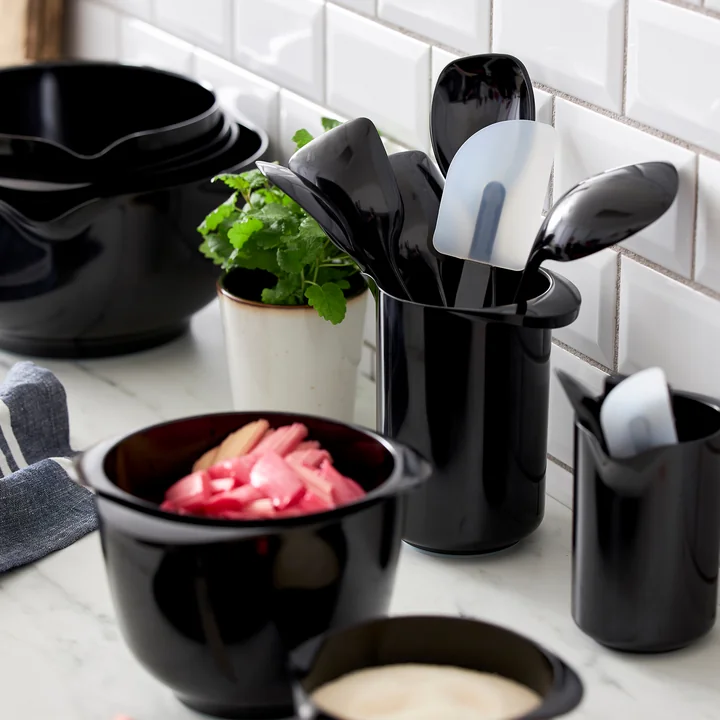 Margrethe Dough scraper Classic L in black from Rosti