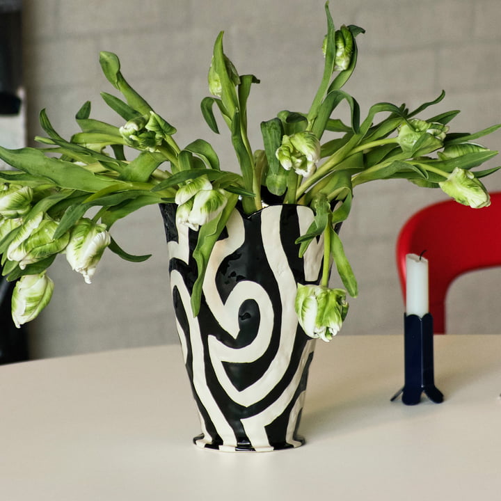 Jessica Hans Shadow Vase in the colors black / white