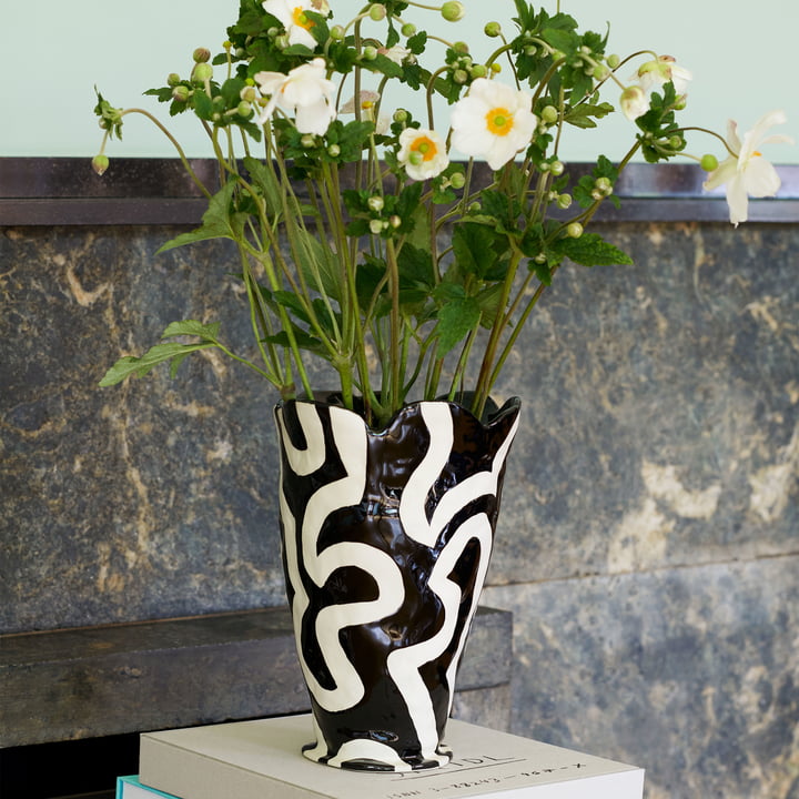 Jessica Hans Shadow Vase in the colors black / white