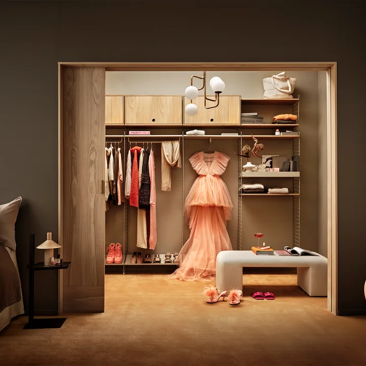 Wardrobe element with flap door from String