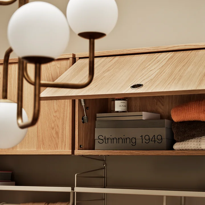 Wardrobe element with flap door from String