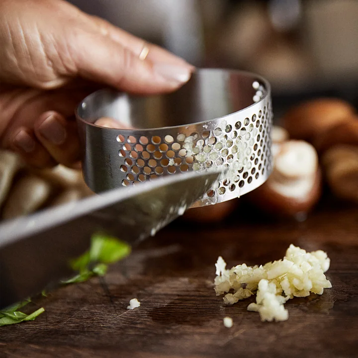 Singles garlic press, steel from Zone Denmark