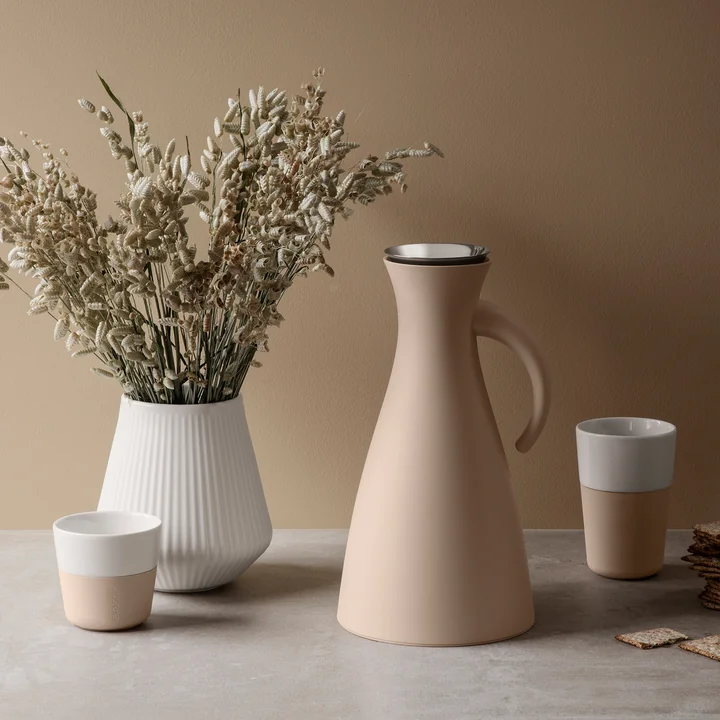 Caffé Lungo cup and caffe latte cup from Eva Solo in the color soft beige