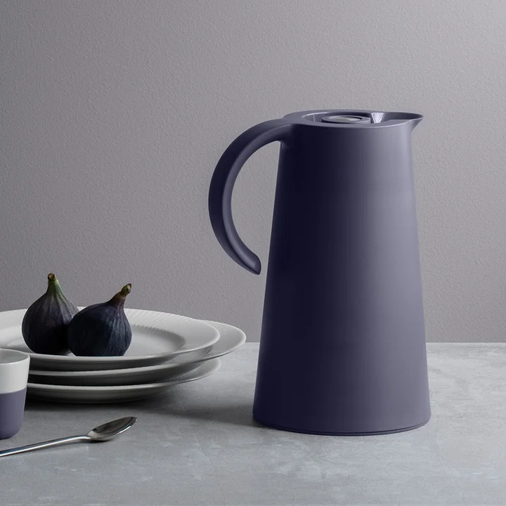 Rise Vacuum jug 1 l from Eva Solo in color purple blue
