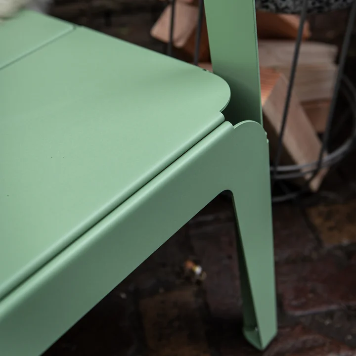 Bended Lounger Outdoor -lounger chair from Weltevree in the color pale green