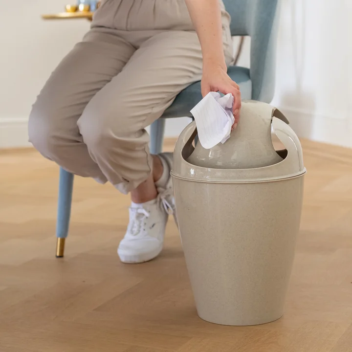 DEL Swing top bin M, recycled desert sand from Koziol