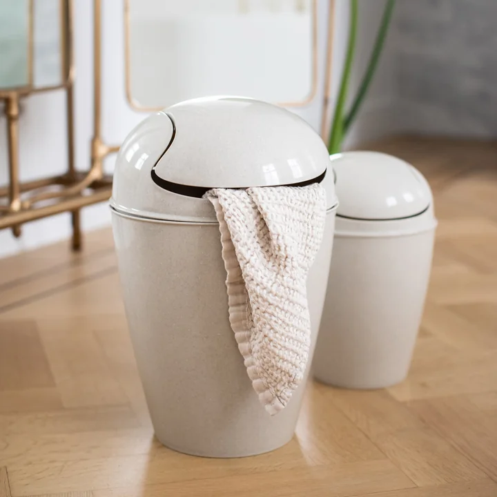 DEL Swing top bin, recycled desert sand from Koziol