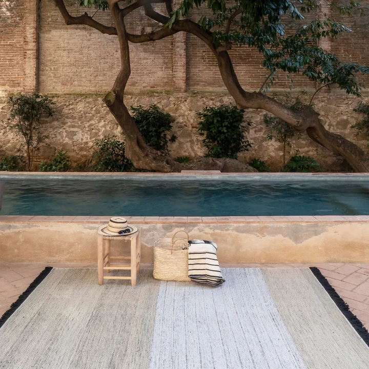 Tres outdoor rug Stripes by nanimarquina in the natural / black version