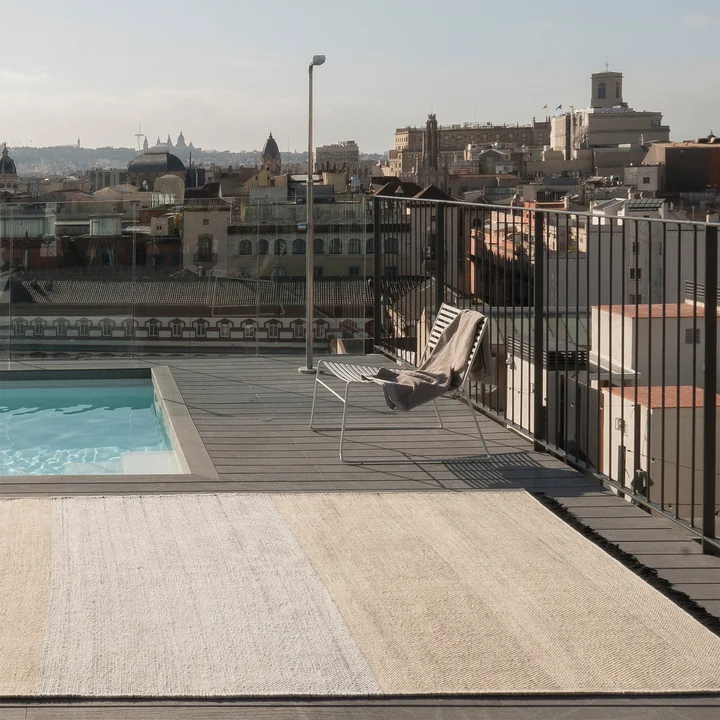 Tres outdoor rug Stripes by nanimarquina in the natural / black version