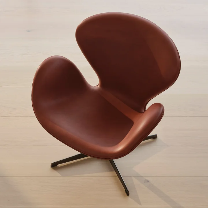 Swan armchair, chestnut brown leather / chrome PVD frame by Fritz Hansen