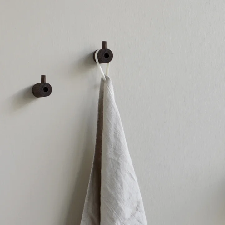 The wooden wall hooks from Moebe