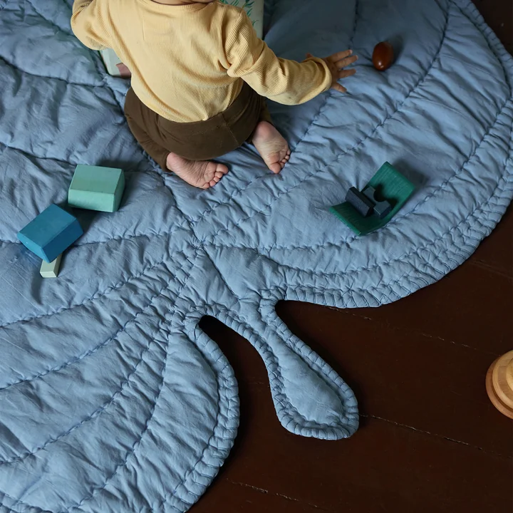Leaf Play blanket from Nofred in color blue