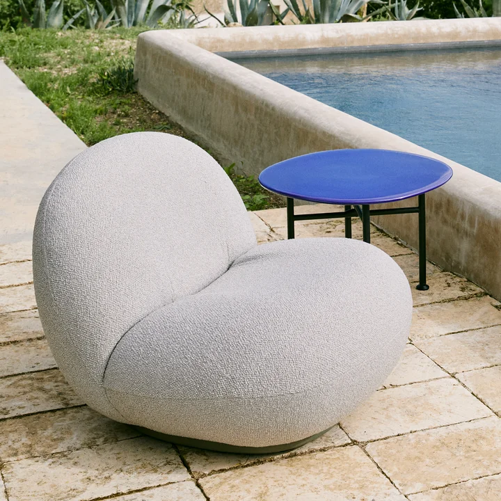 Carmel Outdoor lounge table from Gubi in the version black semi matt / pacific blue