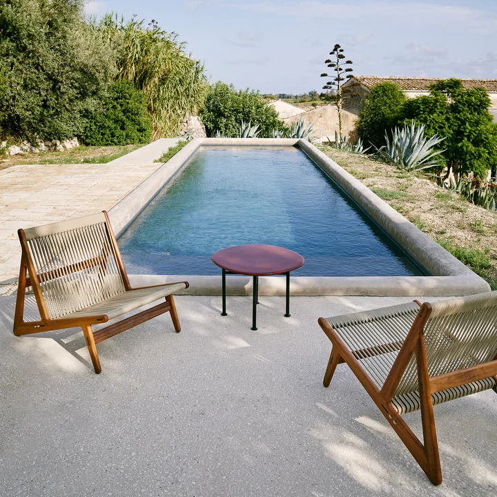 MR01 Outdoor lounge chair from Gubi in the version Iroko nature / Sunfire Melange beige sand