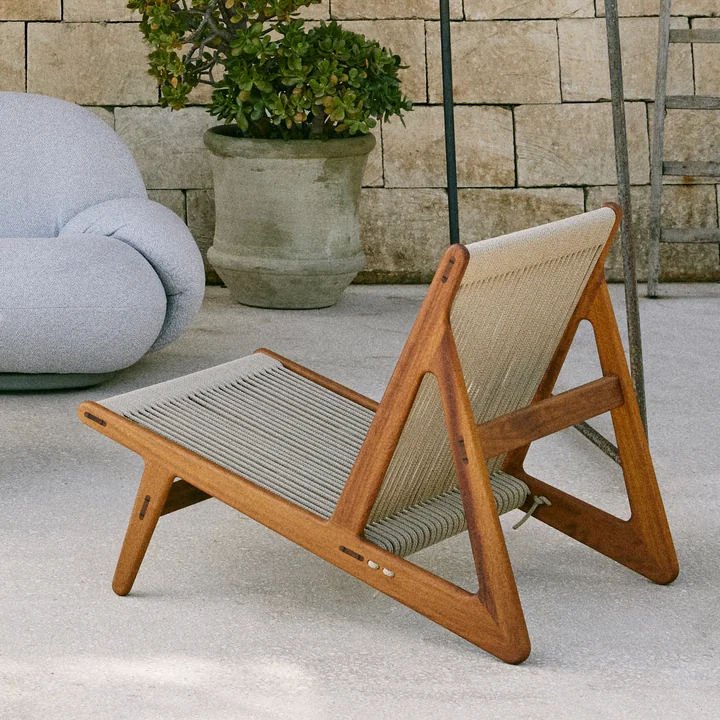 MR01 Outdoor lounge chair from Gubi in the version Iroko nature / Sunfire Melange beige sand