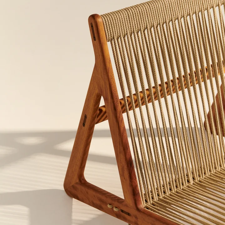 MR01 Outdoor lounge chair from Gubi in the version Iroko nature / Sunfire Melange beige sand