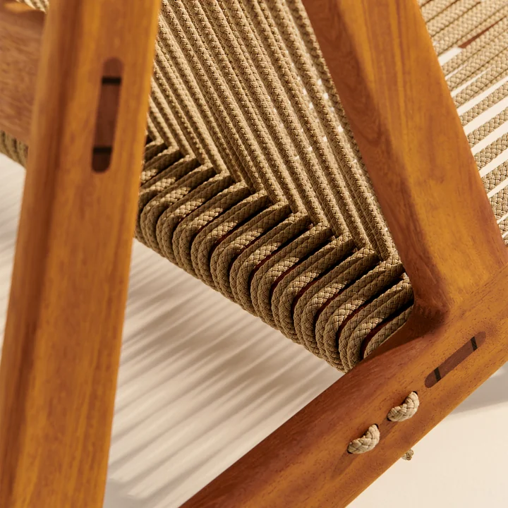 MR01 Outdoor lounge chair from Gubi in the version Iroko nature / Sunfire Melange beige sand