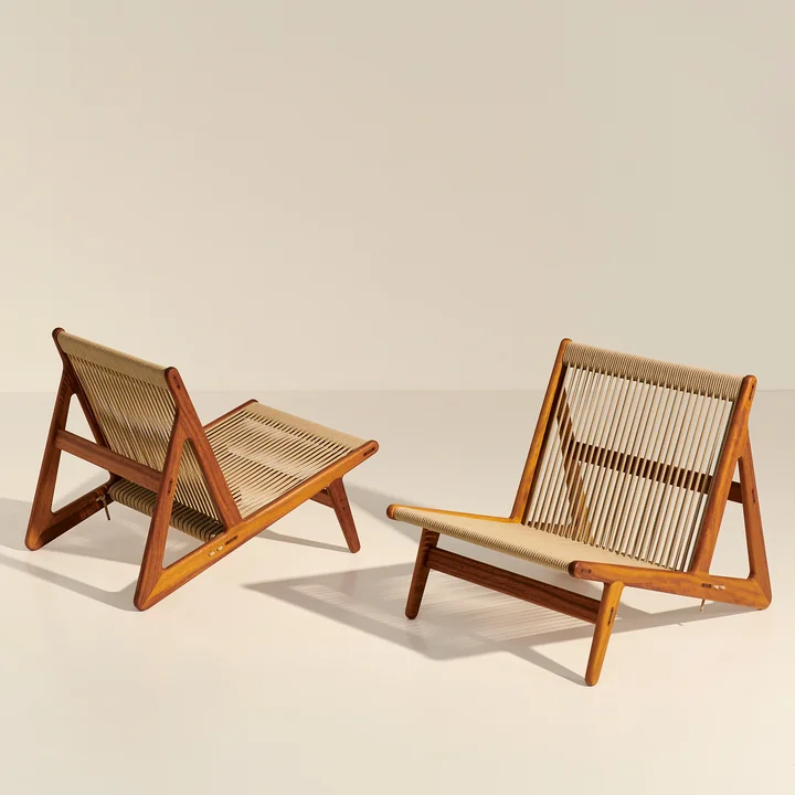 MR01 Outdoor lounge chair from Gubi in the version Iroko nature / Sunfire Melange beige sand