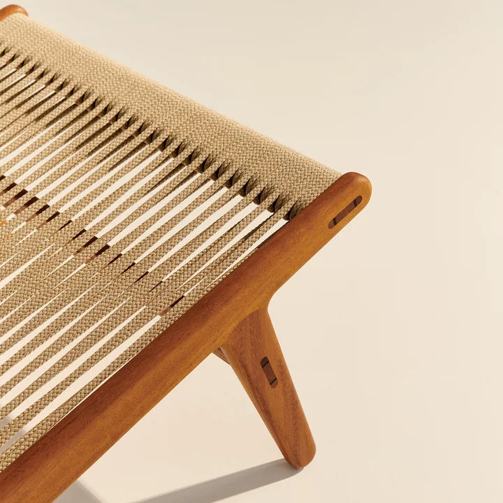 MR01 Outdoor lounge chair from Gubi in the version Iroko nature / Sunfire Melange beige sand