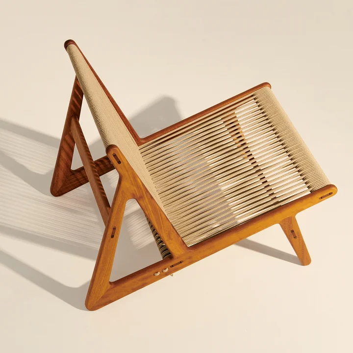 MR01 Outdoor lounge chair from Gubi in the version Iroko nature / Sunfire Melange beige sand