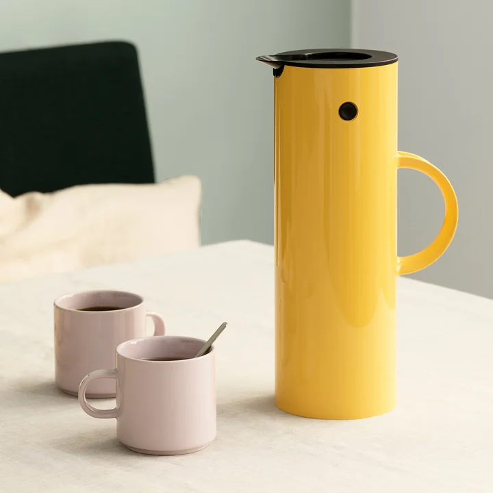Vacuum jug EM 77 from Stelton in color poppy yellow