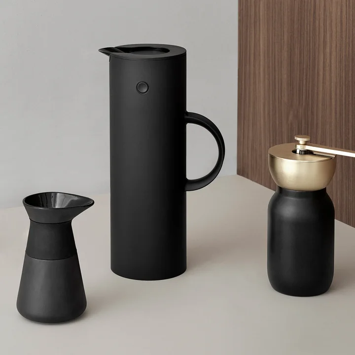 Vacuum jug EM 77 from Stelton in color soft black