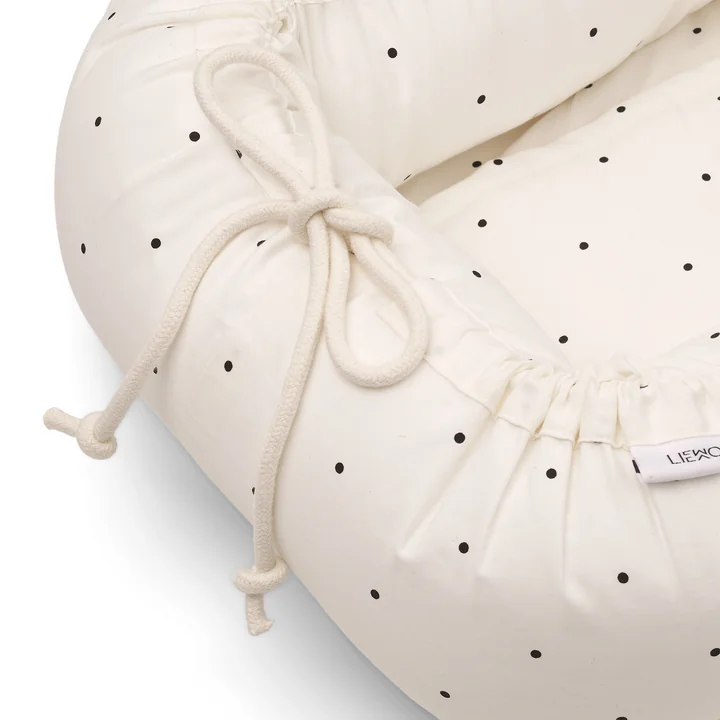 Gro Baby nest / baby carrier from LIEWOOD in the classic dotted, cream de la cream version