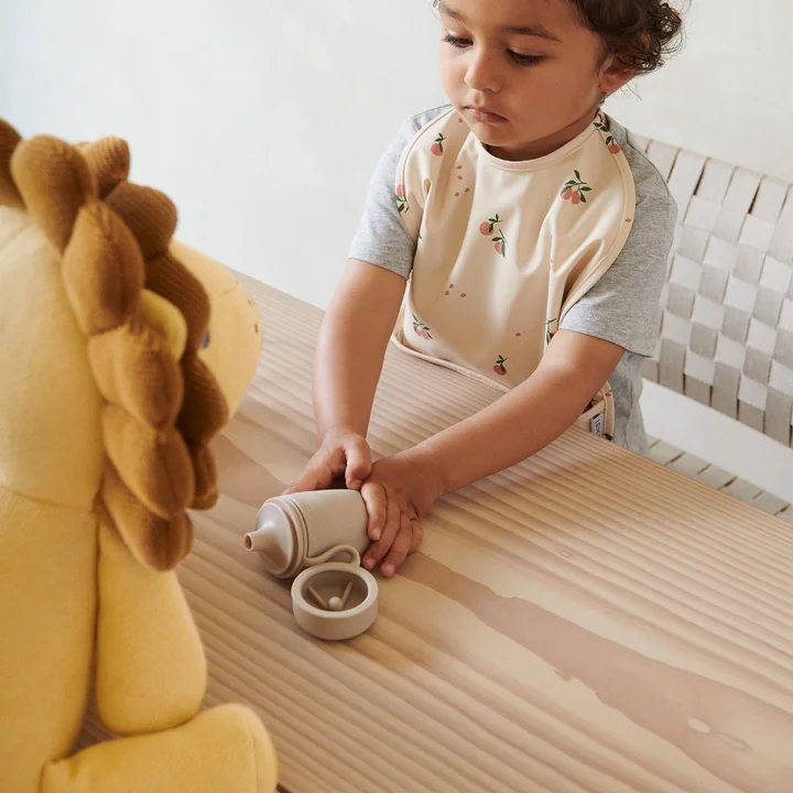 Lai Bib from LIEWOOD in the peach, sea shell version