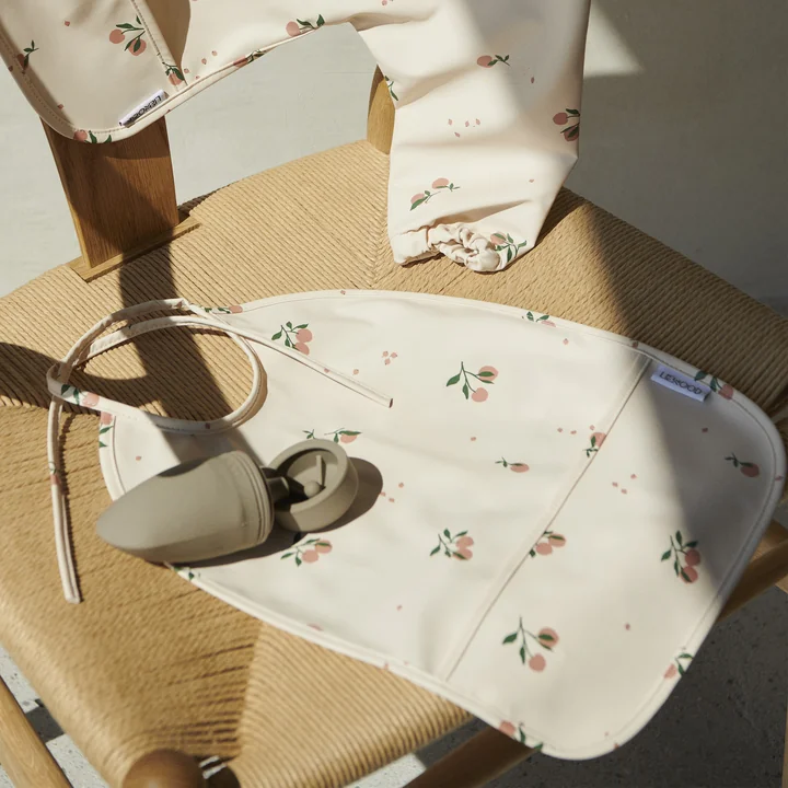 Lai Bib from LIEWOOD in the peach, sea shell version