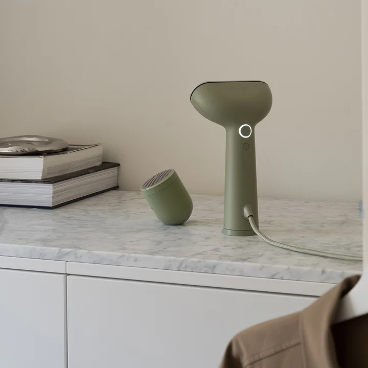 Cirrus 3 Iron Steamer and Lint Shaver Pilo 10 by Steamery