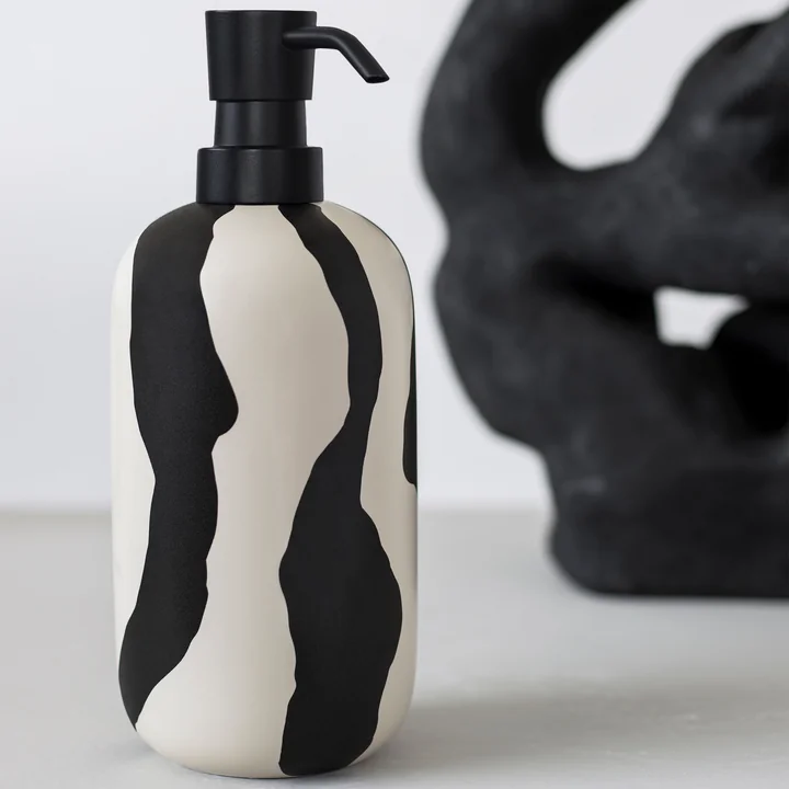 Icon Soap dispenser high from Mette Ditmer in the version off-white / black