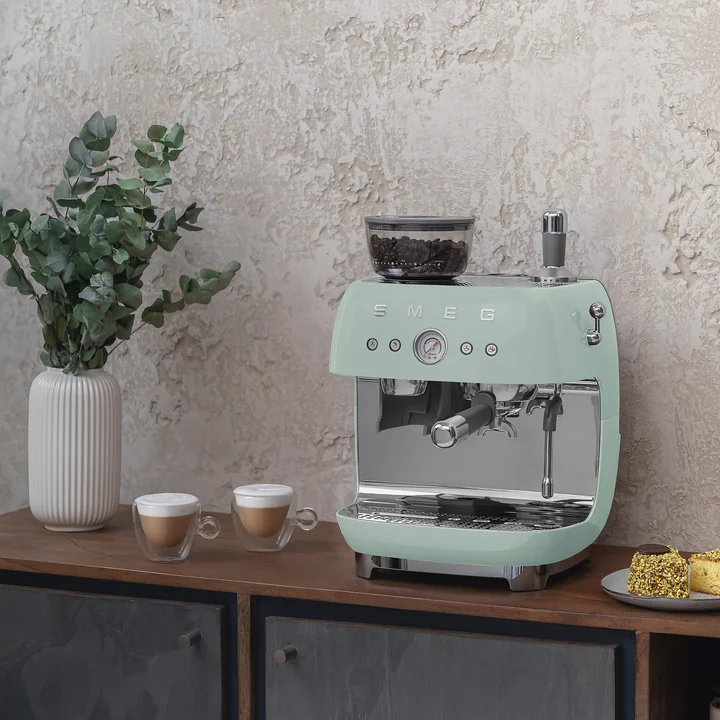 Espresso machine with portafilter EGF03 from Smeg